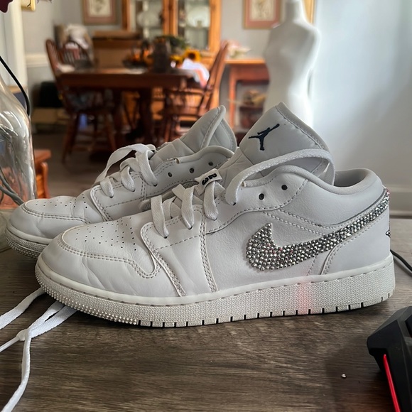 Air Jordan custom bling! Size 5.5 women’s! Adorable and minimal wear. - Picture 1 of 5